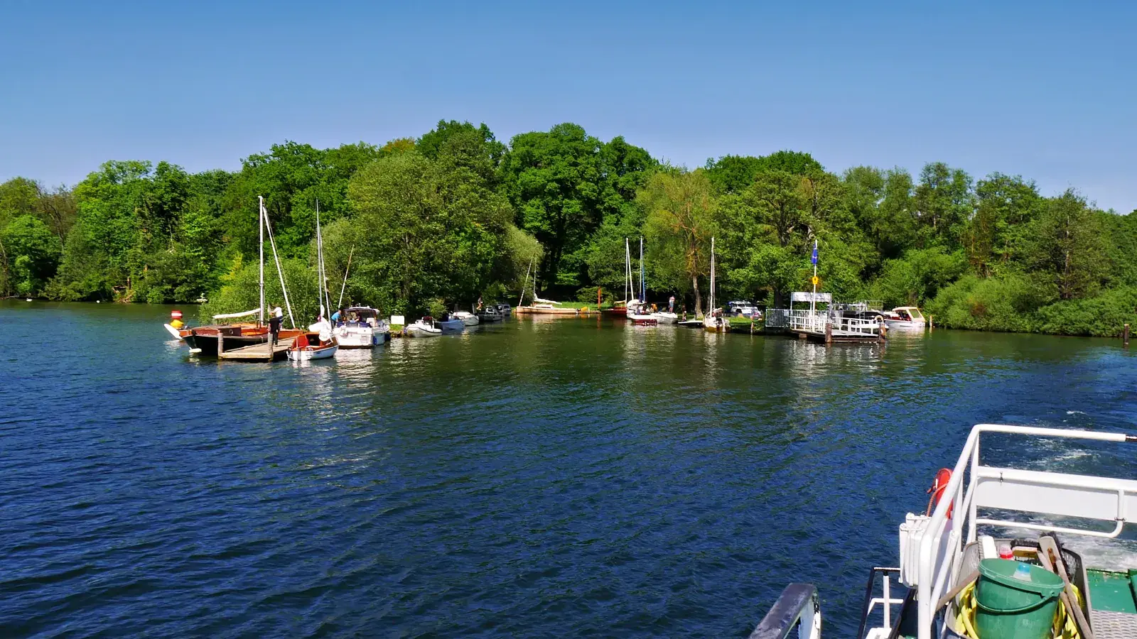 Anleger der bewaldeten Insel Kaninchenwerder mit Segel- und Motorbooten